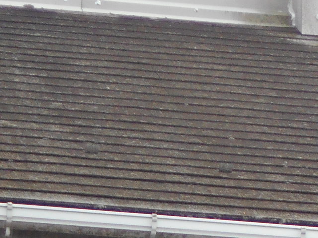 大垣市　カラーベスト屋根の表面が剝がれて素地が出ています。板金も色褪せています。屋根無料調査