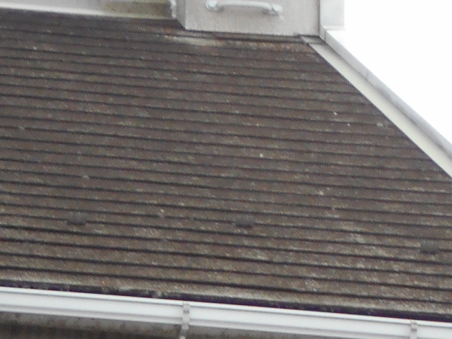 大垣市　カラーベスト屋根の表面が剝がれて地肌が出ています。ザラザラの状態です。屋根無料調査