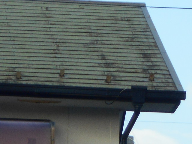 大垣市　カラーベスト屋根の表面がシミ状になっています。屋根無料調査