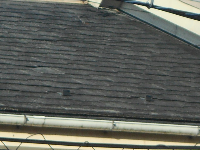 大垣市　カラーベスト屋根の表面が剝がれて黒くなって変色しています。屋根無料調査