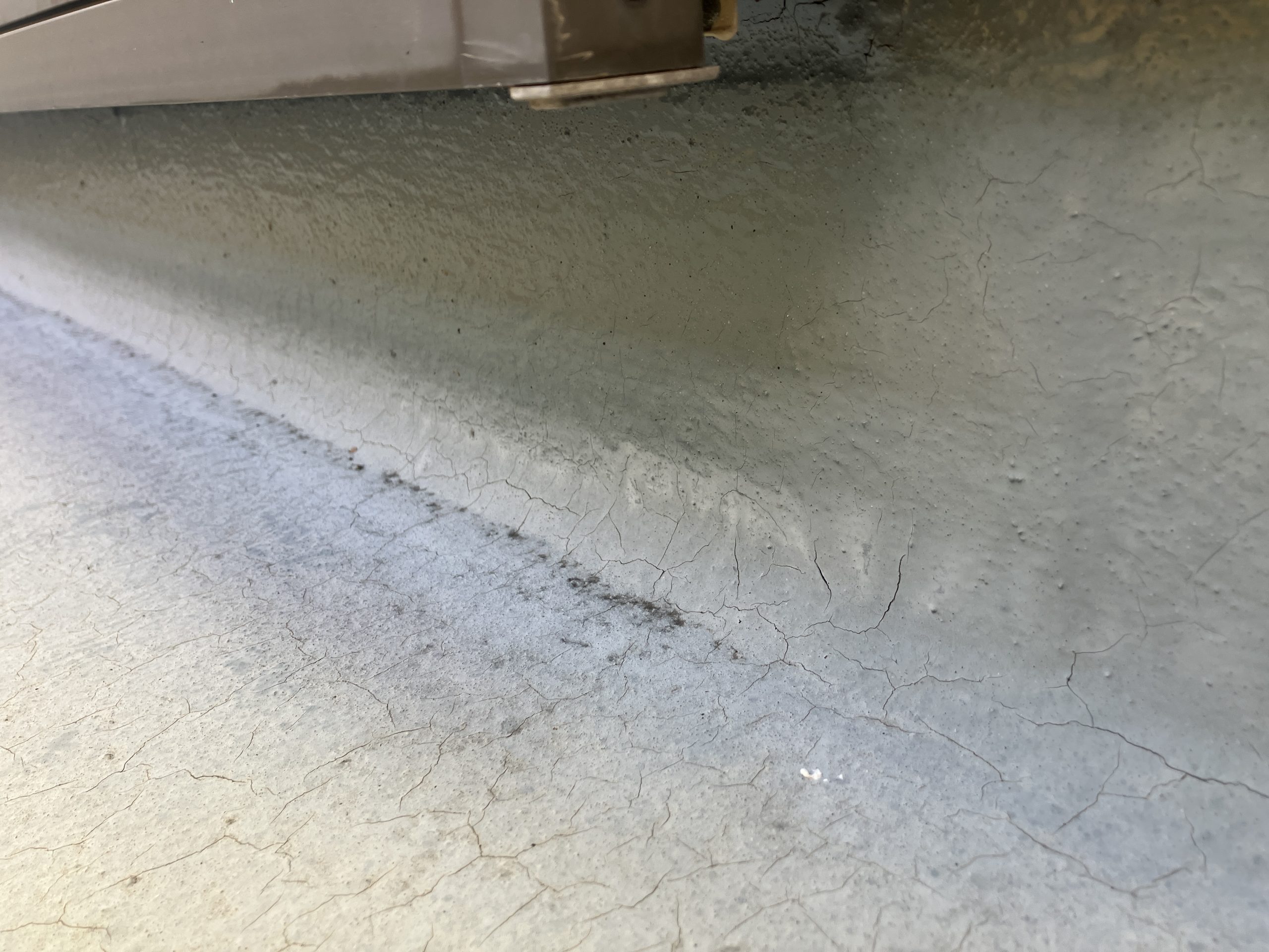 入隅（床と立ち上がりの取り合い）周辺のクラック