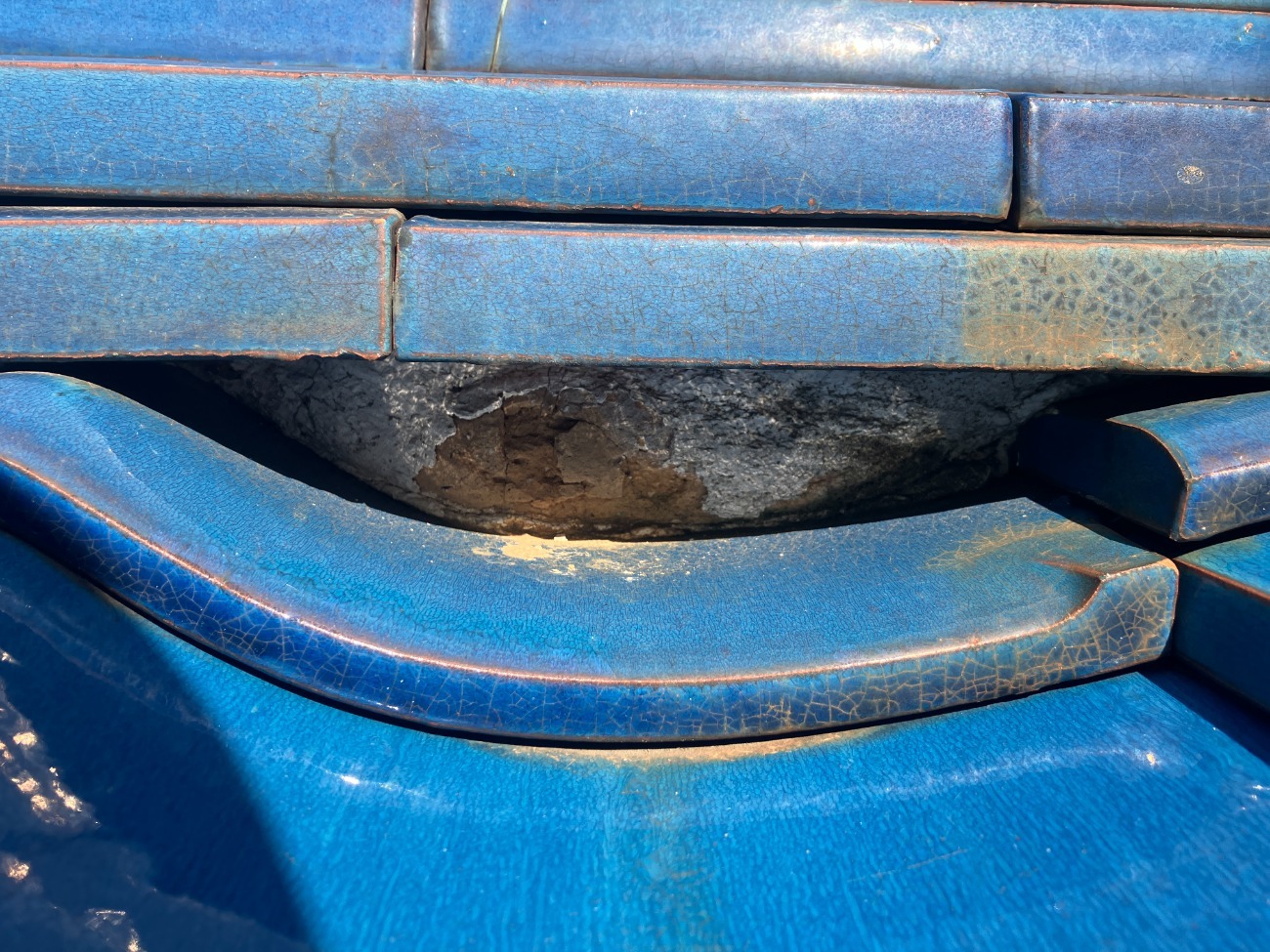 漆喰の浮きと内部露出の進行