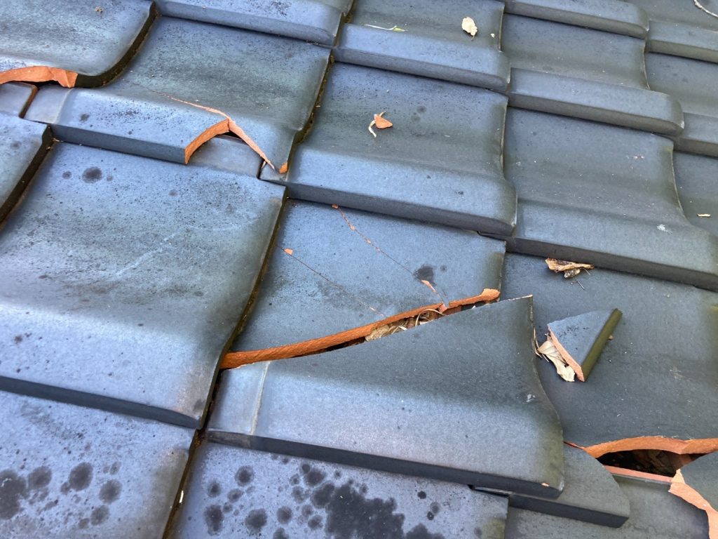 ひび割れた屋根瓦