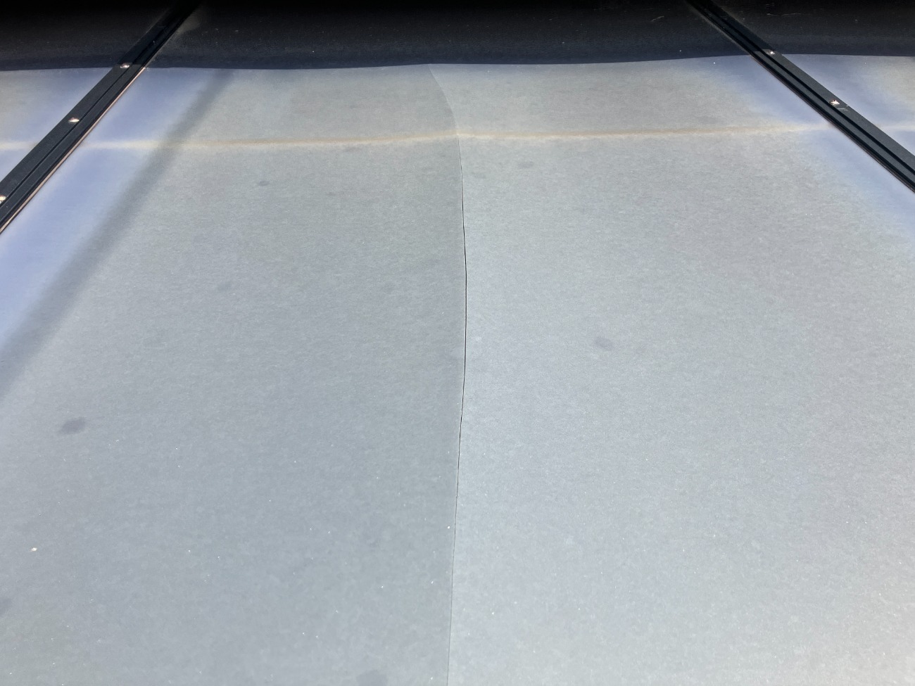 屋根パネルのひび割れ（継ぎ目付近）