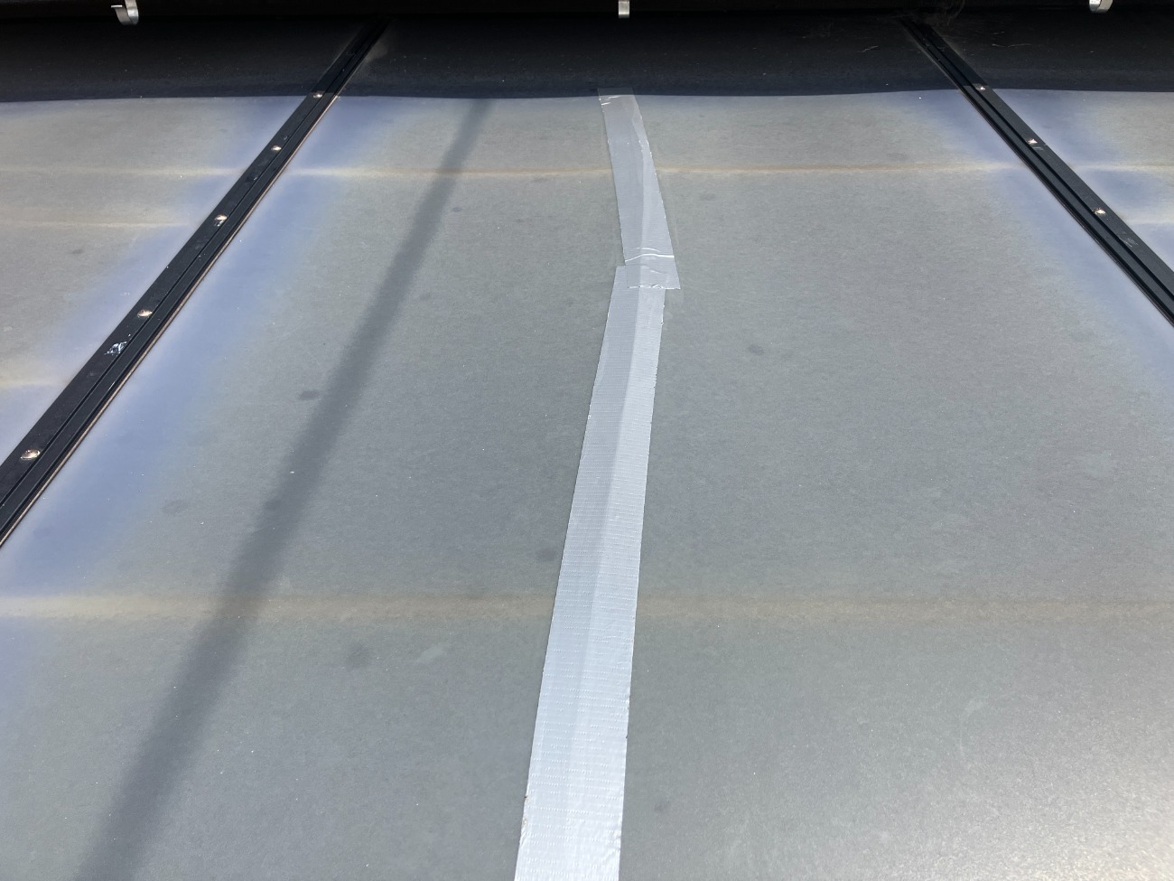 ひび割れ部の応急的なテープ補修跡