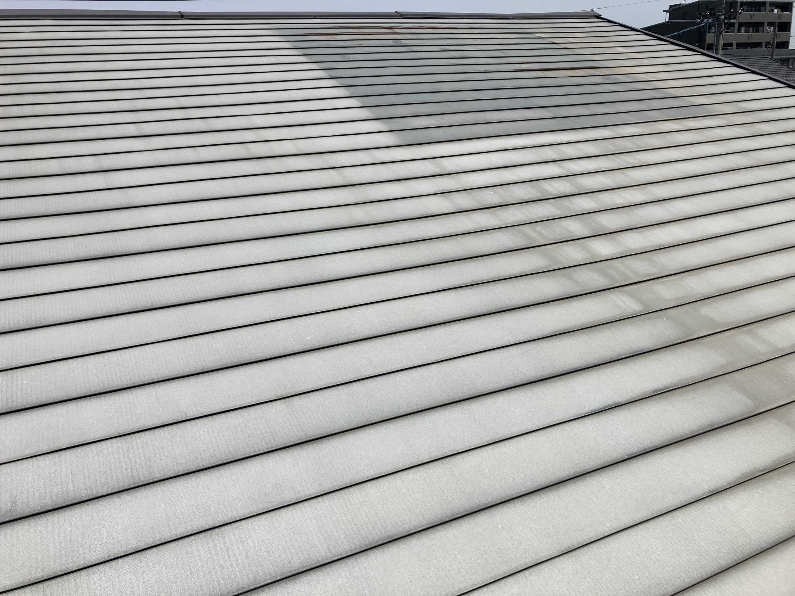 屋根全体の退色と汚れの確認