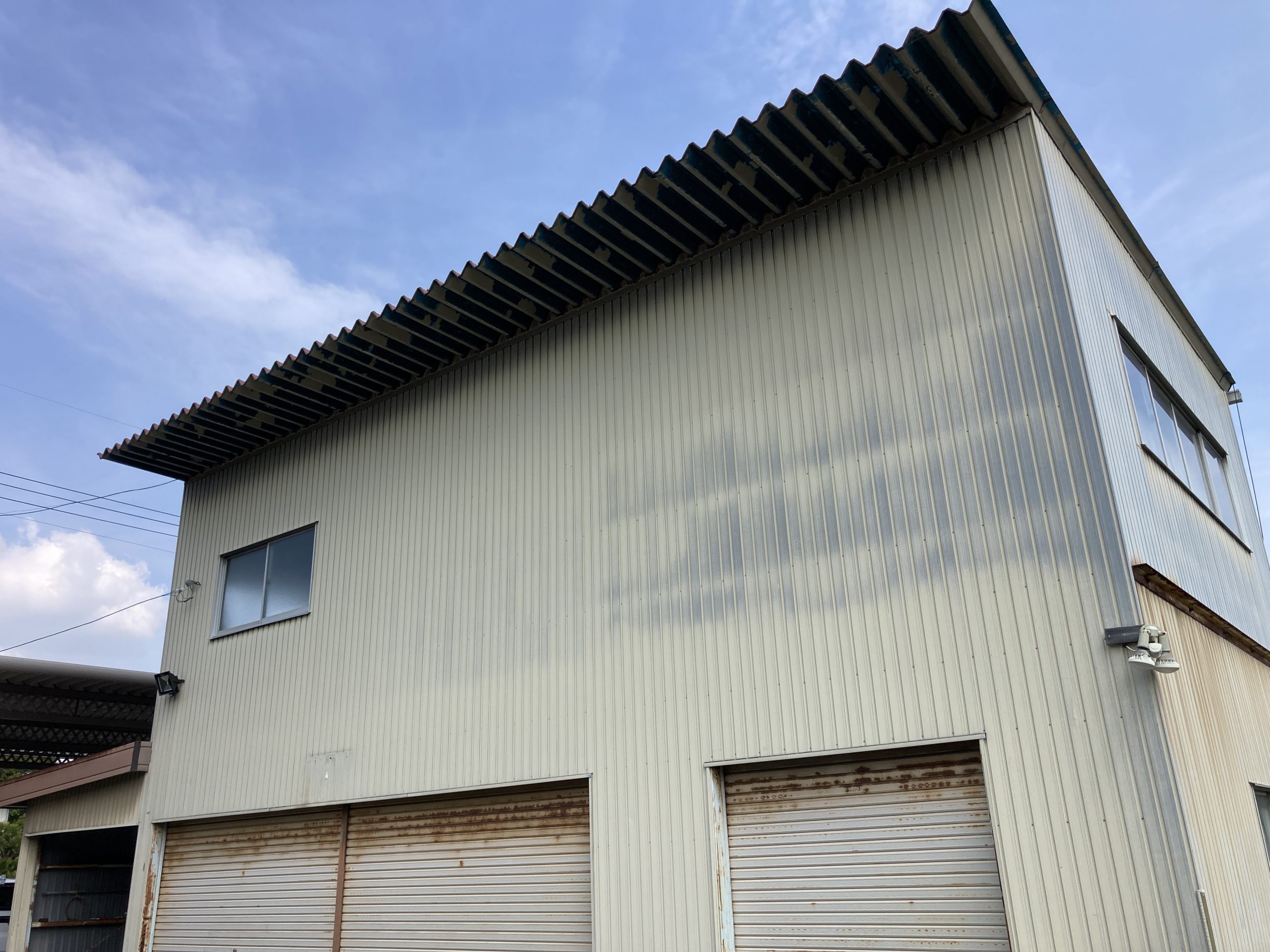 屋根外壁カバー工法　施工前