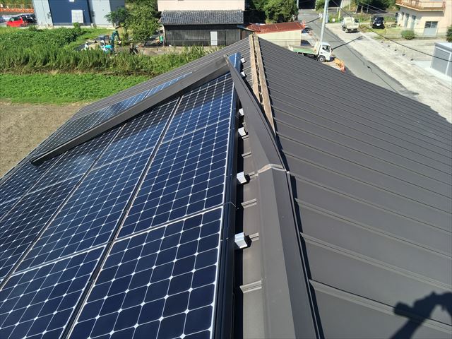 棟板金の浮きと太陽光パネル周辺の状況