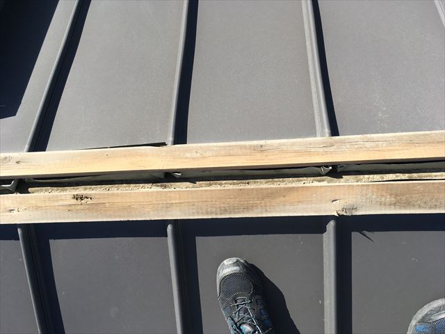 浮いた部分の固定ビスの緩み