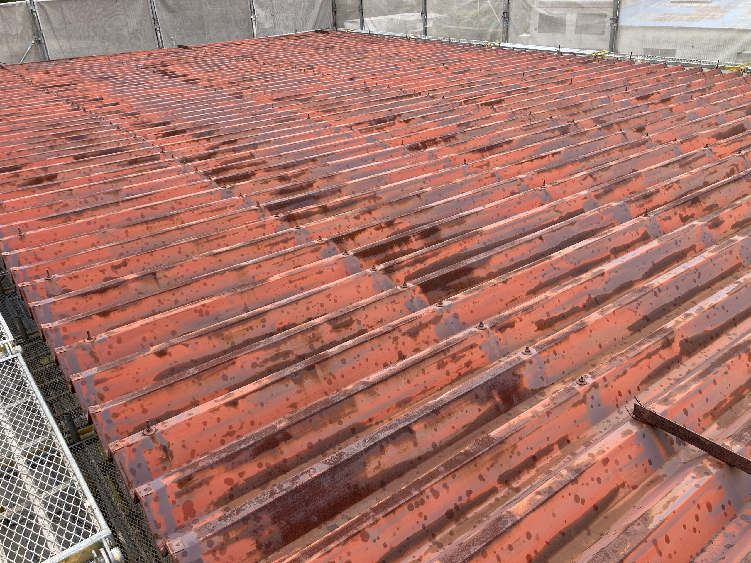 折板屋根カバー工法　施工前