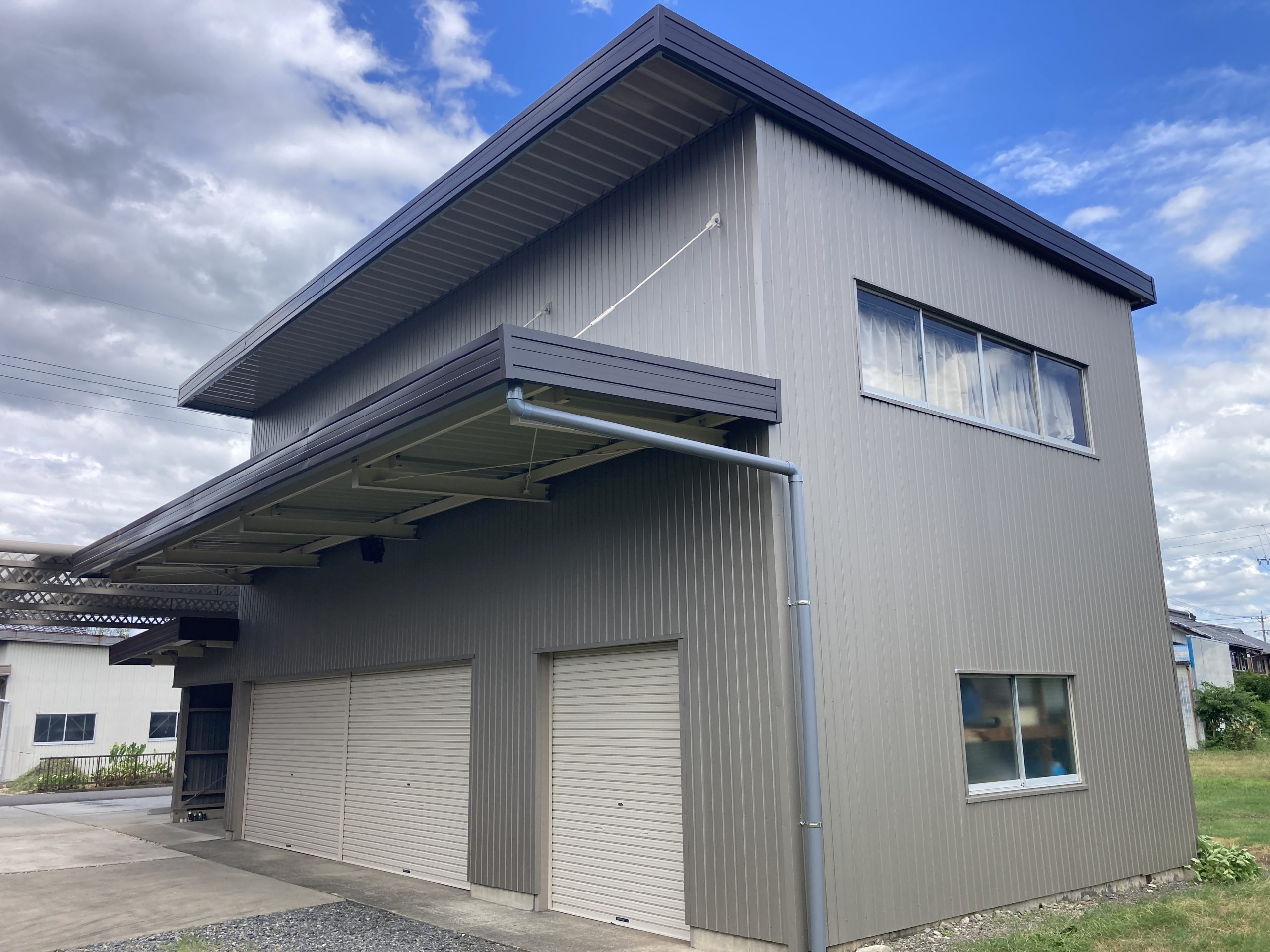 屋根外壁カバー工法　施工後