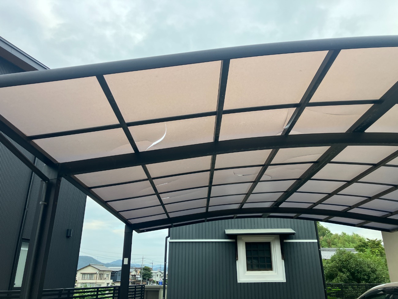 カーポート　施工前　割れている状況