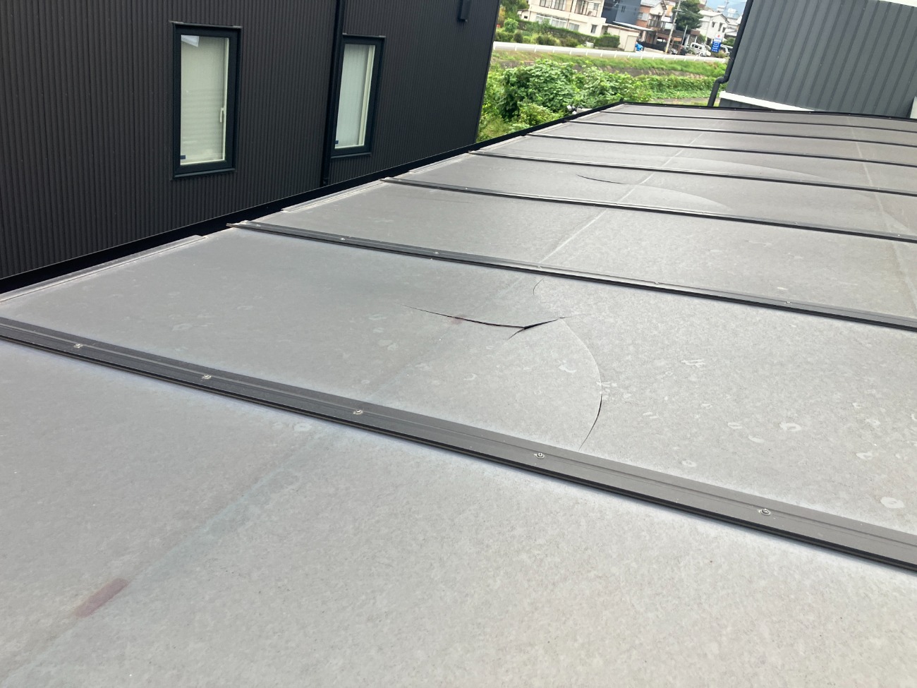 カーポート　施工前　割れている状況