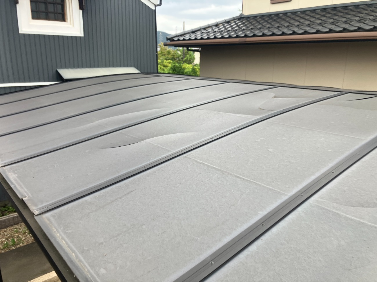 カーポート　施工前　割れている状況