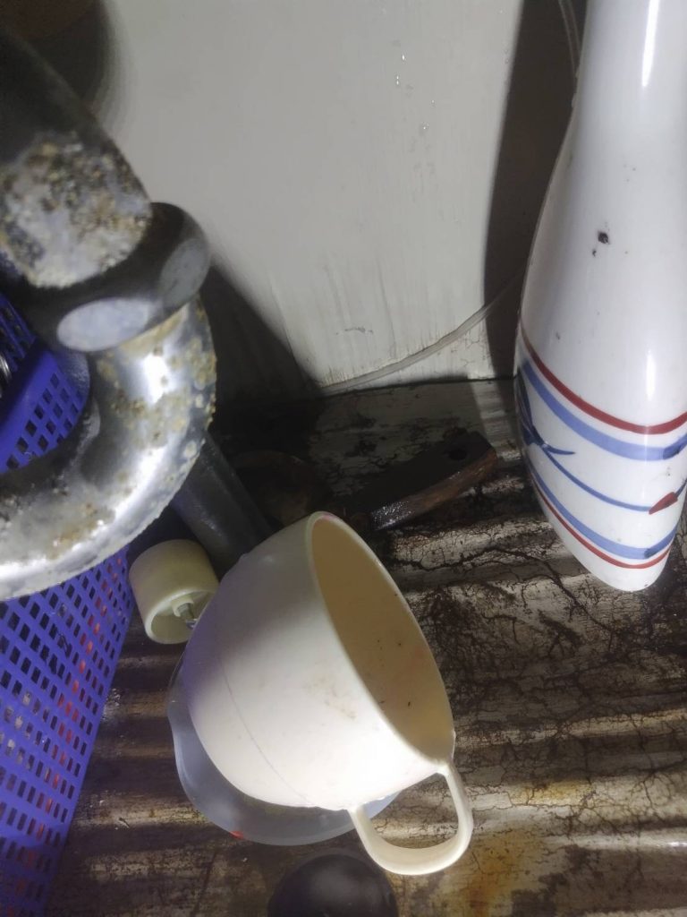 洗面台下の漏水跡