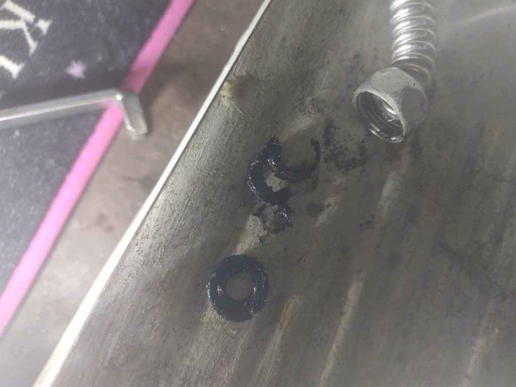 劣化した黒いパッキン