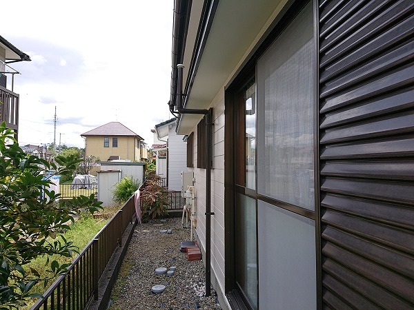 各務原市でサッシの金属部分や周囲のシーリング材、庇や軒の上裏、雨樋を点検
