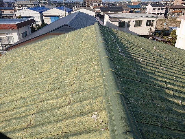 各務原市で雨漏りの発生した厚型スレート屋根を調査、屋根材「かわらU」の問題点を紹介