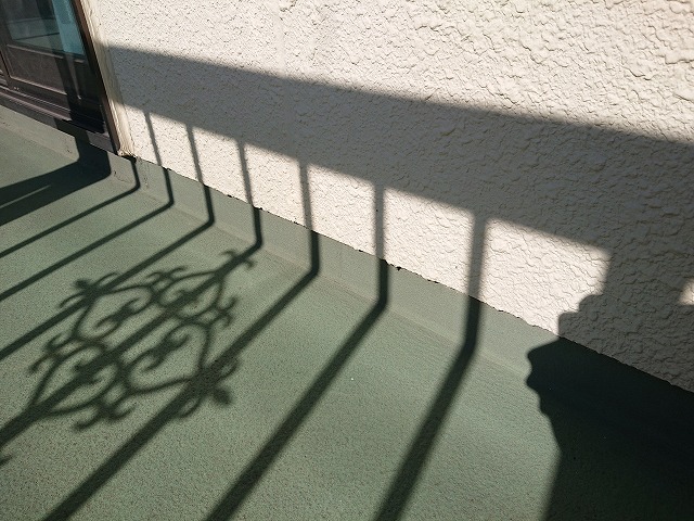 ベランダ床と壁の取り合い部分を確認