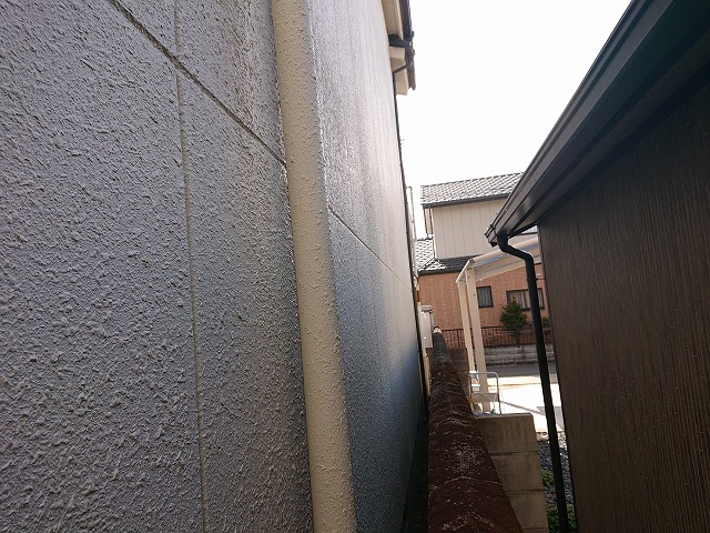 壁に付いた排水管