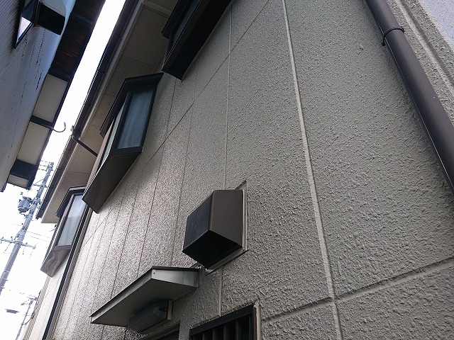 各務原市で上裏や雨樋、壁貫通部など外壁周りの点検、境界フェンスも確認