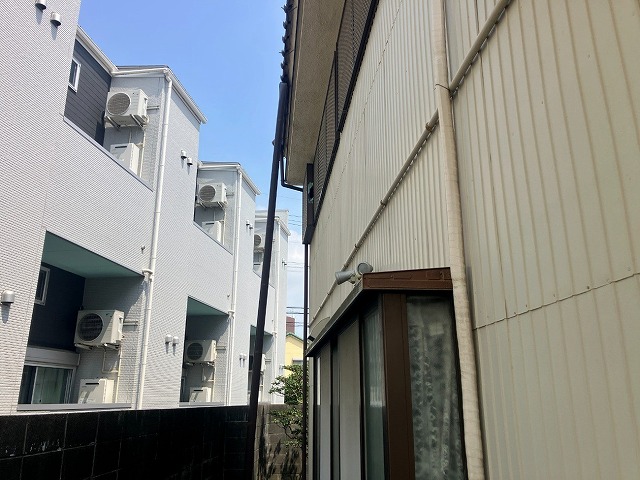 軒先の雨樋が脱落