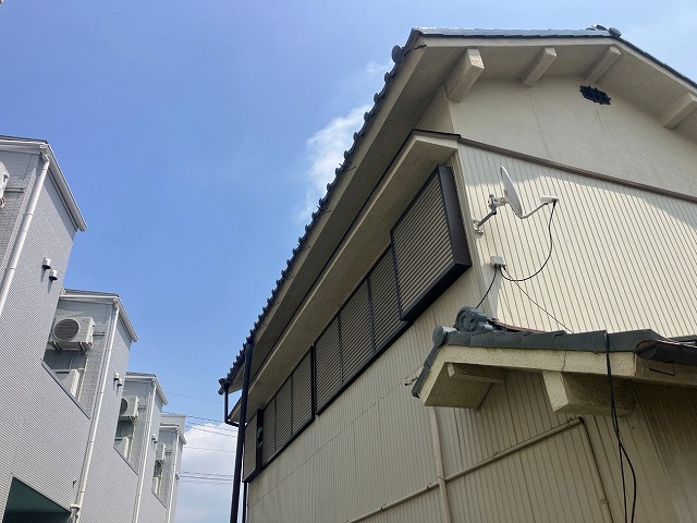 大垣市で軒樋の交換工事、勾配を測りながら吊り金具を設置し雨樋を取り付けました