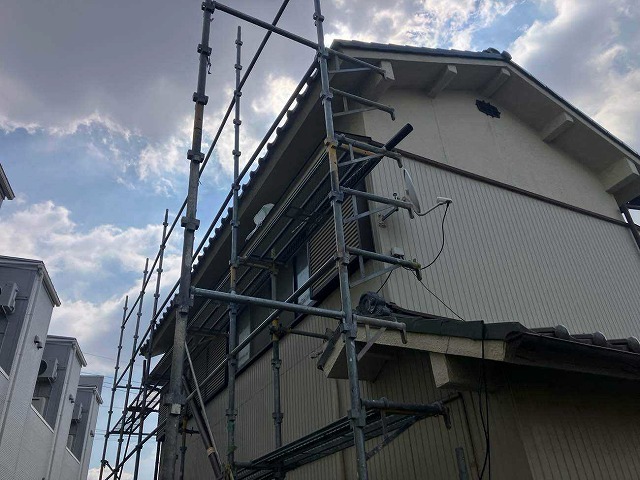 雨樋工事のため足場を設置