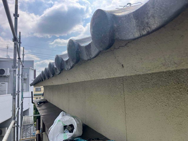 吊り金具を撤去した軒先