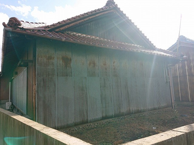 山県市にて空き家を住まいへ修繕相談、台風被害を受けた瓦屋根へ葺き直し工事をご提案