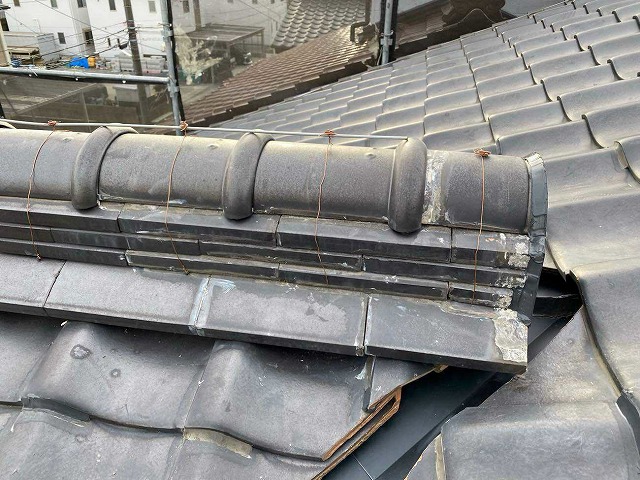 山県市で棟との取り合い部分の谷板金を交換、棟を撤去して防水処理を行いました