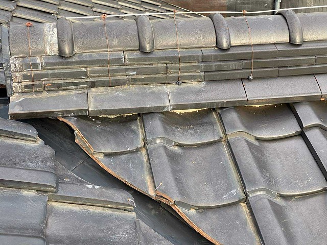 棟の下部分に谷板金が入り込んでいる