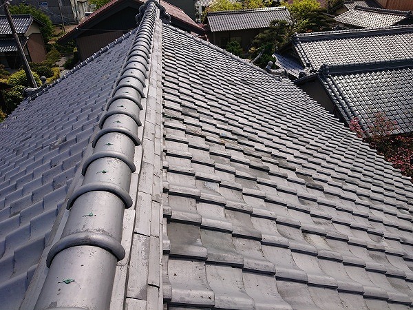 山県市で劣化した瓦屋根の点検、棟の漆喰が劣化して剥がれ、壁との取り合い部分も確認