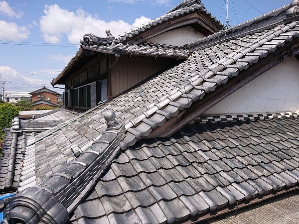 山県市で雨漏りしている瓦屋根の調査、瓦が凍て割れしていたため差し替えを提案