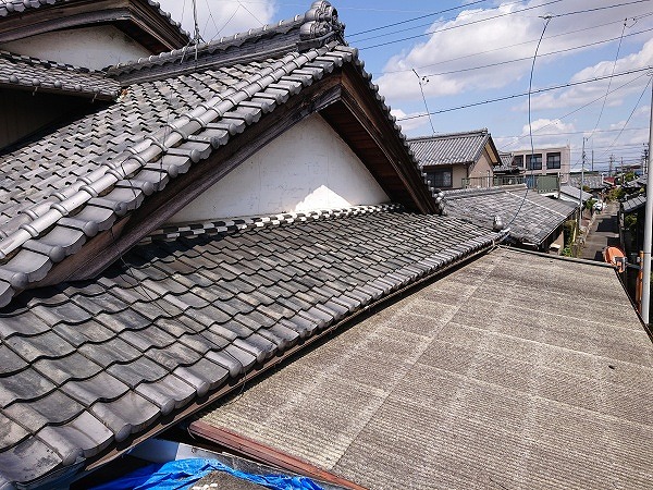 古い瓦屋根