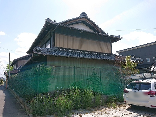山県市で雨漏り調査、銅製の谷板金が劣化して穴が開き交換が必要な状況でした
