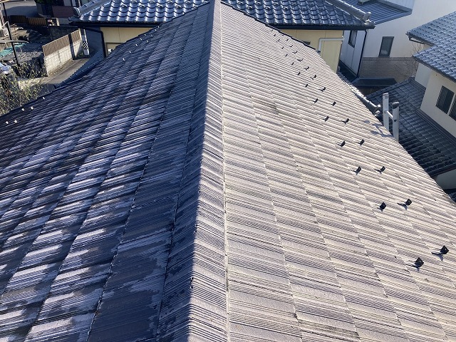 岐阜市で塗装が剥がれて劣化したセメント瓦を点検、再塗装の注意点を紹介