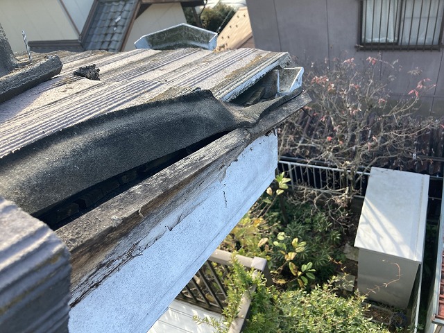 瓦が脱落した跡