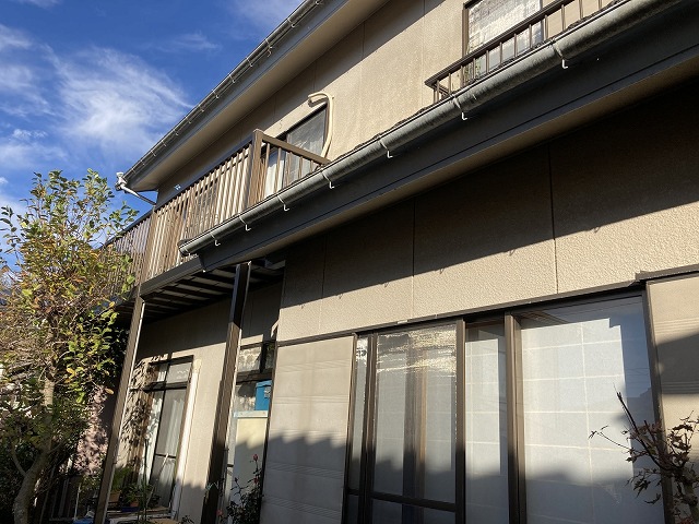 岐阜市でリシン仕上げの外壁や軒、雨樋を点検、破風板にアンテナも設置されていた