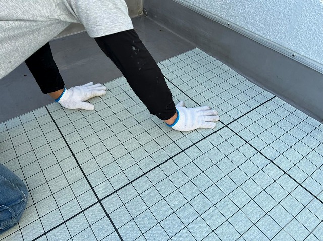 通気緩衝シートの敷き込み