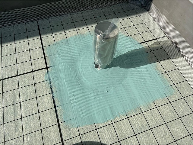 専用のテープで脱気筒周りを保護