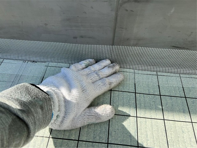 立ち上がり部分に補強メッシュを貼り付け