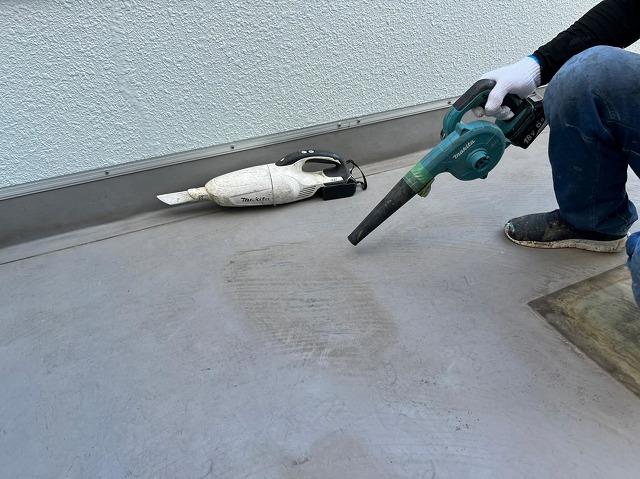 ブロアでベランダ床の清掃