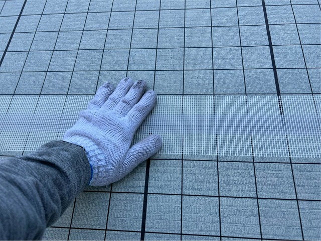 通気緩衝シートの継目を専用ジョイントテープでふさぐ