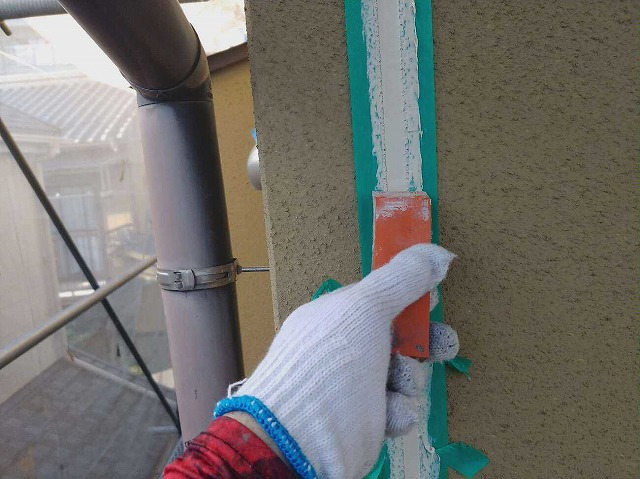 専用のへらでシーリング材を均す