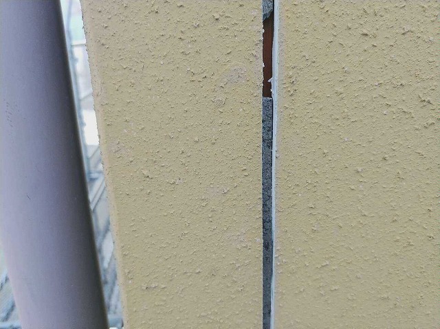 シーリング材を撤去した目地