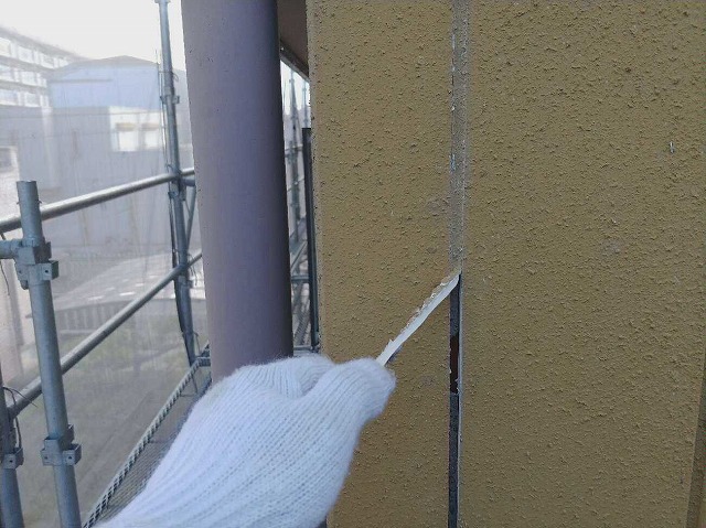 古いシーリング材の撤去