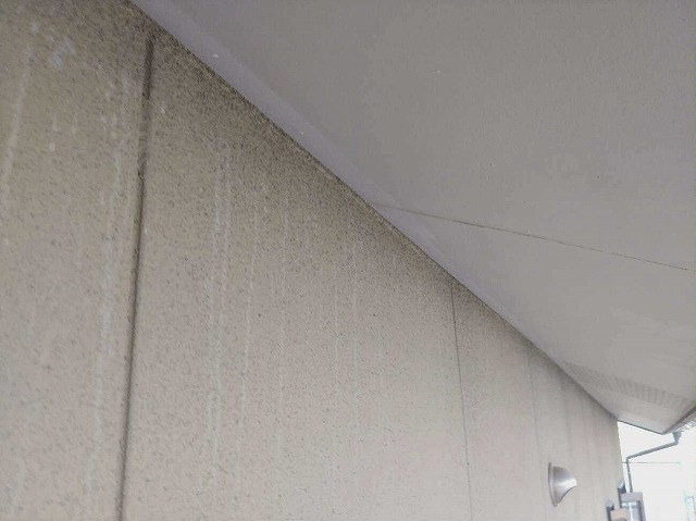 岐阜市で外壁塗装前の目地打ち替え、古いシーリング材を撤去して新しいシーリング材を打設