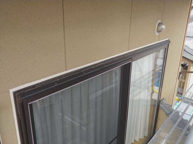 サッシ周りのシーリング材打ち増し完了