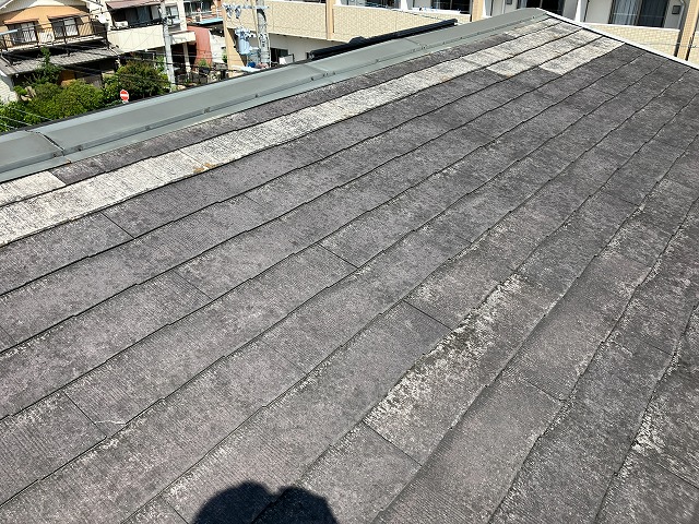 岐阜市で棟板金が劣化して防水切れ、スレート板がビスで脳天打ちされていました